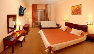 Отель Отель Тустань Сходница Двухместный номер с 1 кроватью или 2 отдельными кроватями и балконом-2